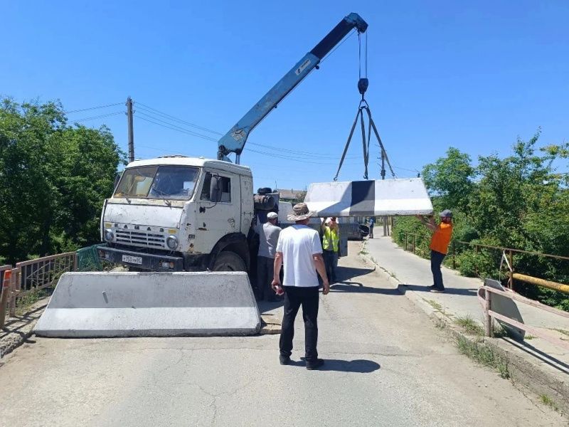 В целях обеспечения безопасности населения доступ в зону обрушения 17-арочного моста в Касумкенте полностью закрыт